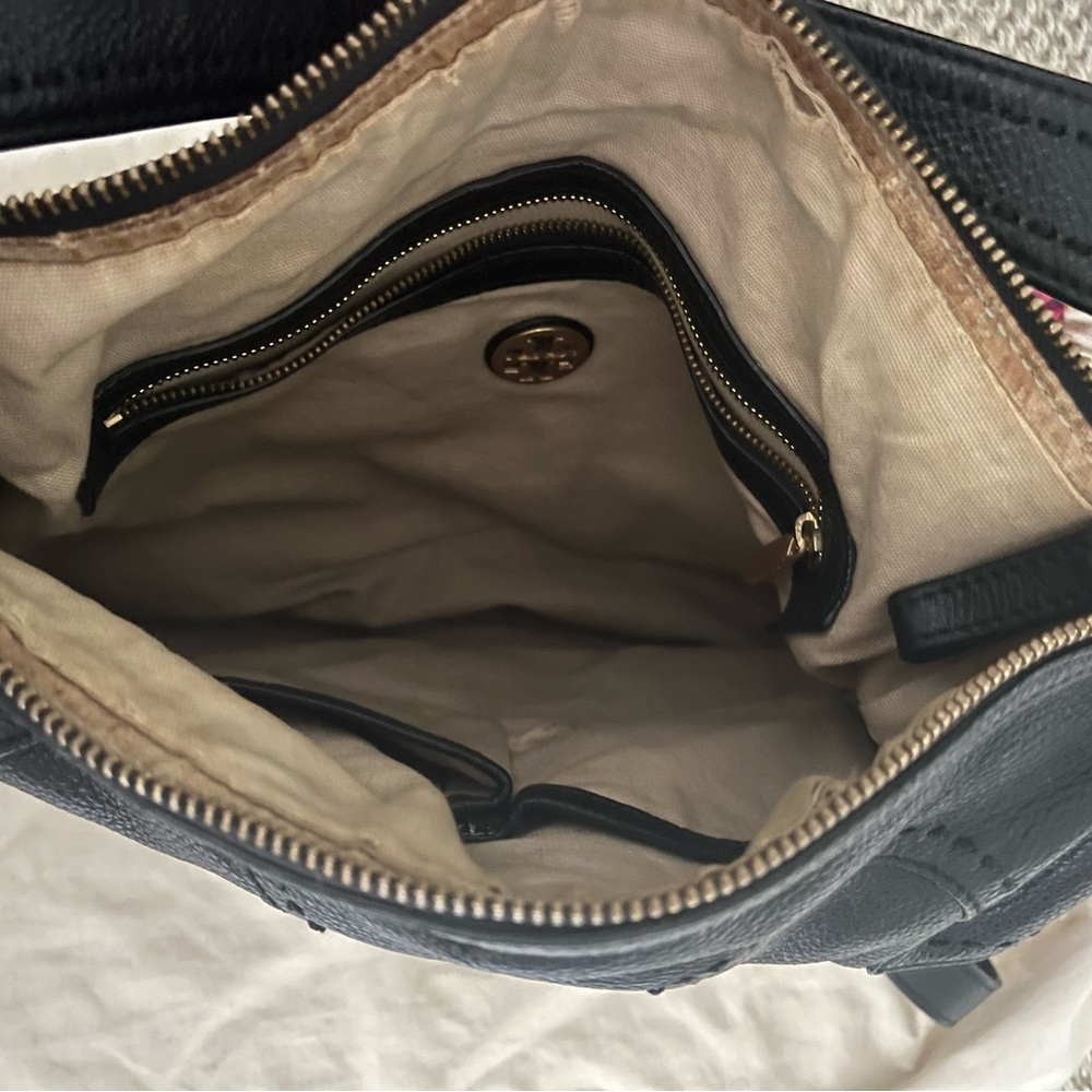 Authentic Tory Burch hobo leather bag. 100% leather with gold hardware. - Picture 3 of 3